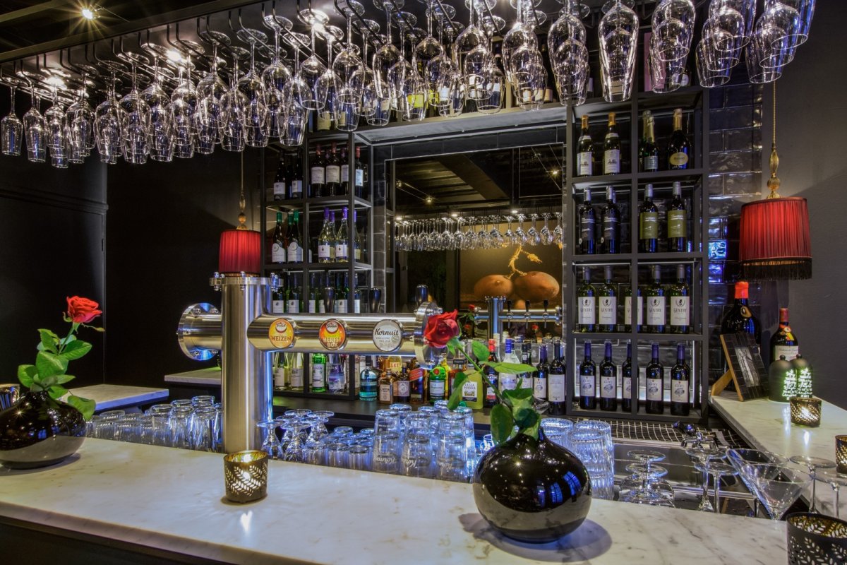 Opening wijnhuis 1535 aan het kerkplein in breda stappen ... Van levende recht